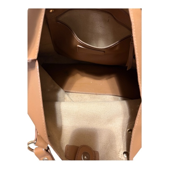 Jessica Simpson Timeless Brown Leather Tote with Spacious Design - Picture 4 of 11